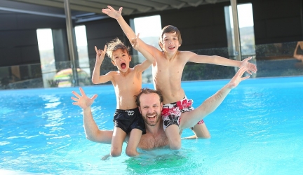 Comment réussir ses photos de famille autour d&rsquo;une piscine ?